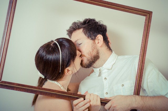 キスをするカップル