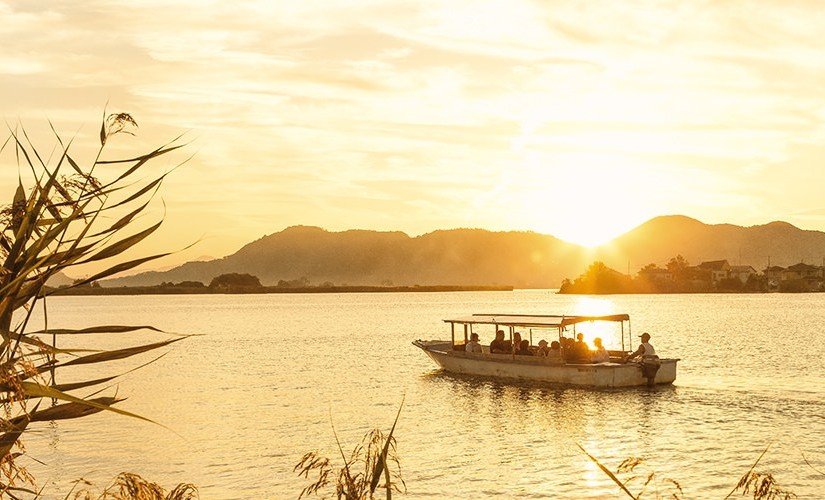 夕陽と小さい船