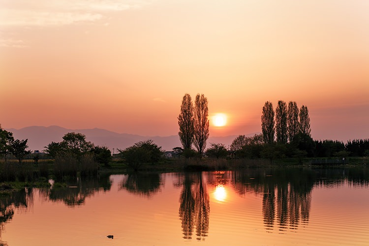 夕陽と湖