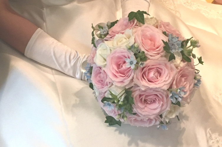 ピンクと白の花のブーケ