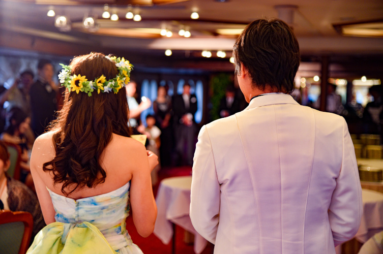 結婚式で手紙を読み上げる新婦