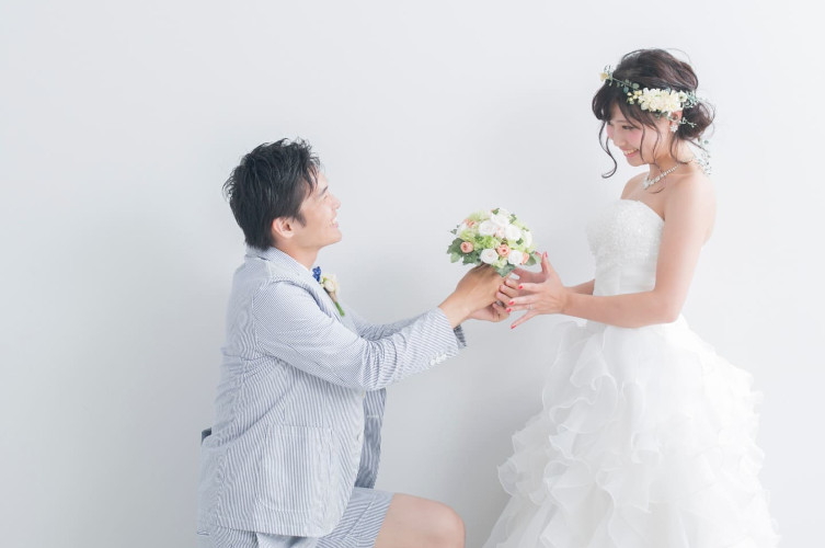 ブーケを手渡す新郎と受け取る新婦